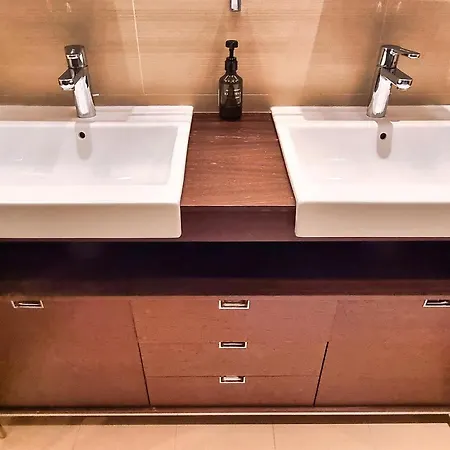 Magnificent One Bedroom In Center דירה מארבלה