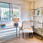 Magnificent One Bedroom In Center Апартаменты *
