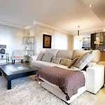 Апартаменты Magnificent One Bedroom In Center Марбелья